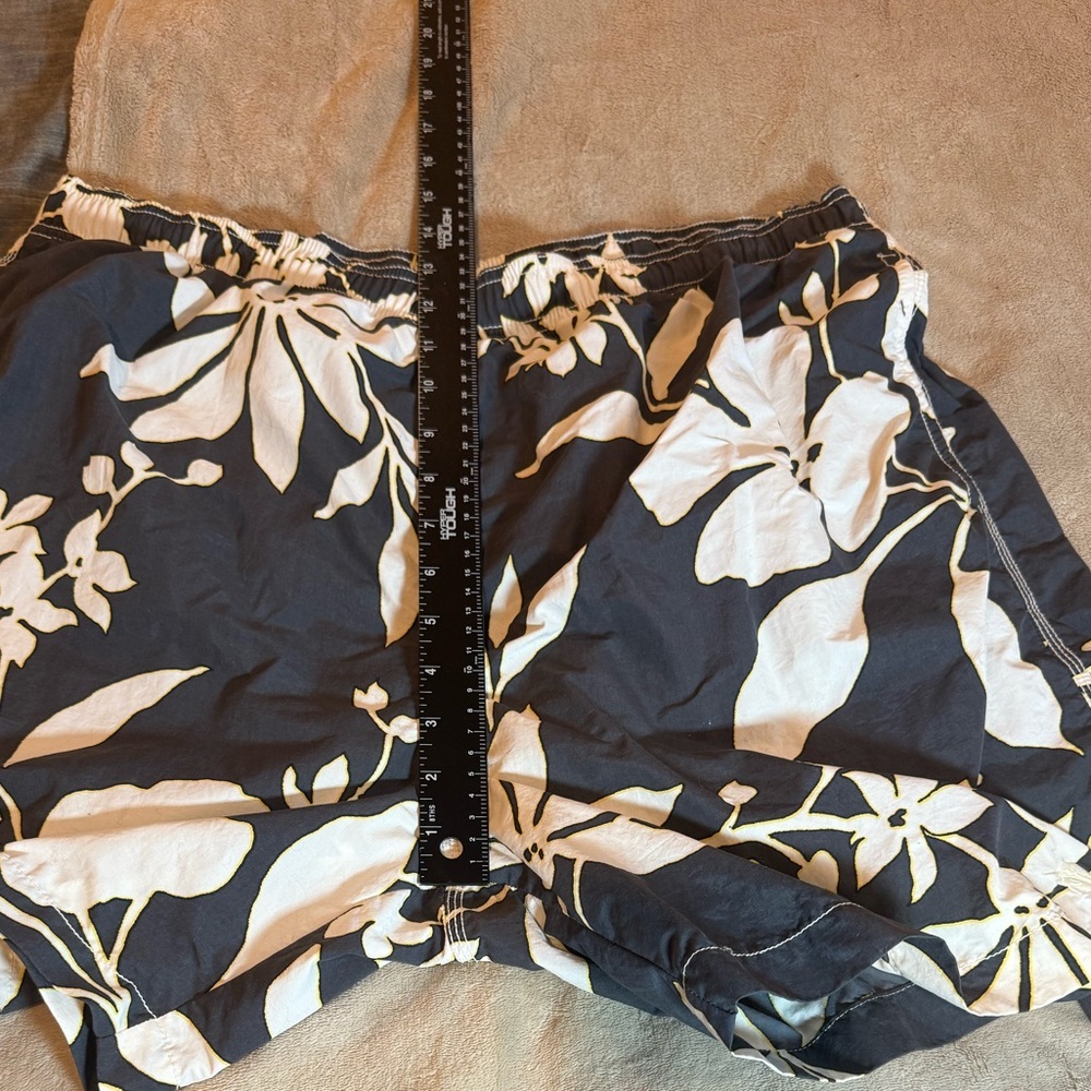 Tommy Bahama Dk. Gray and White Tropical Floral Print Swim Trunks Size L - Picture 9 of 11